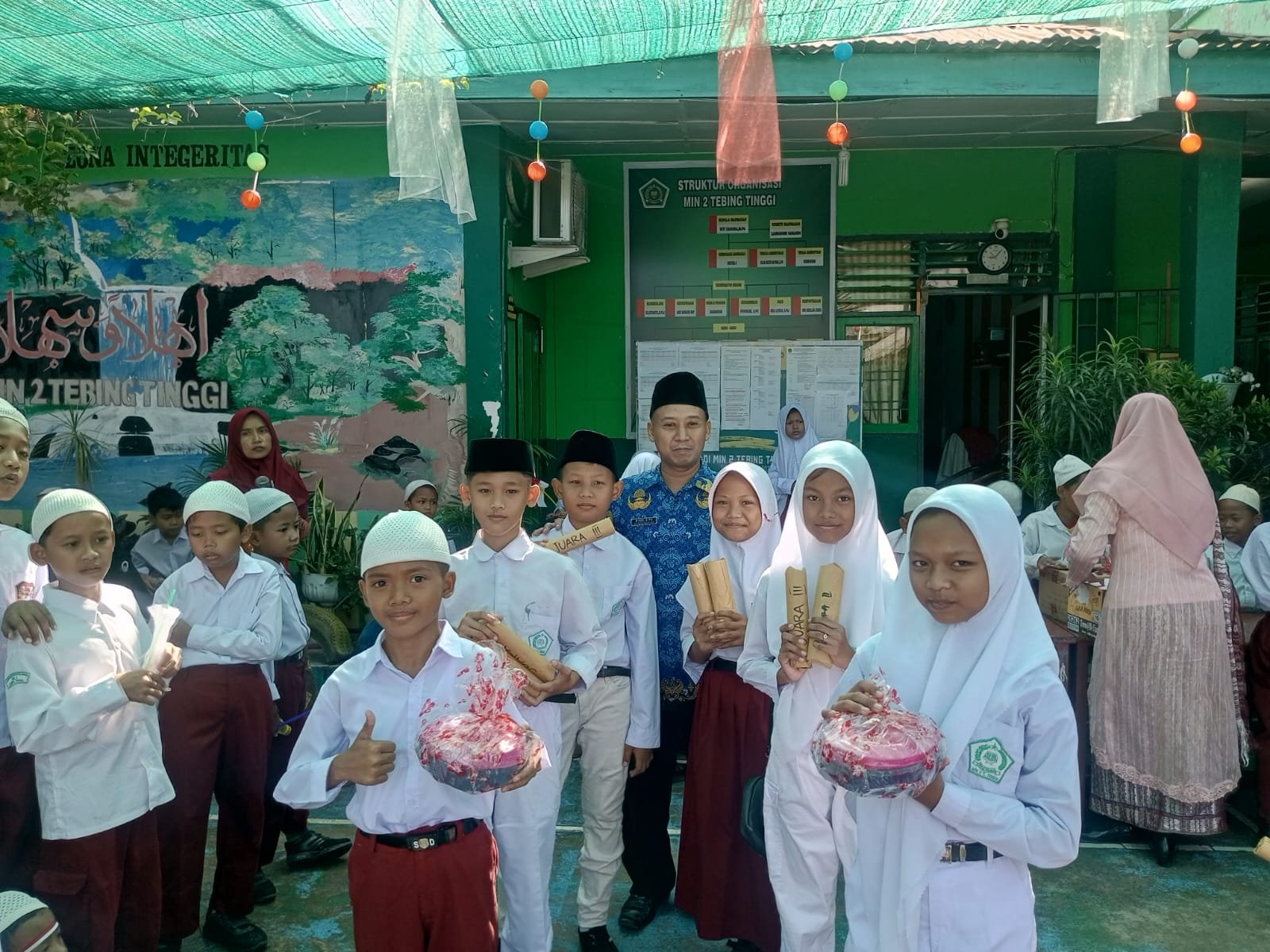 Penyerahan hadiah perlombaan 17 agustus 2024