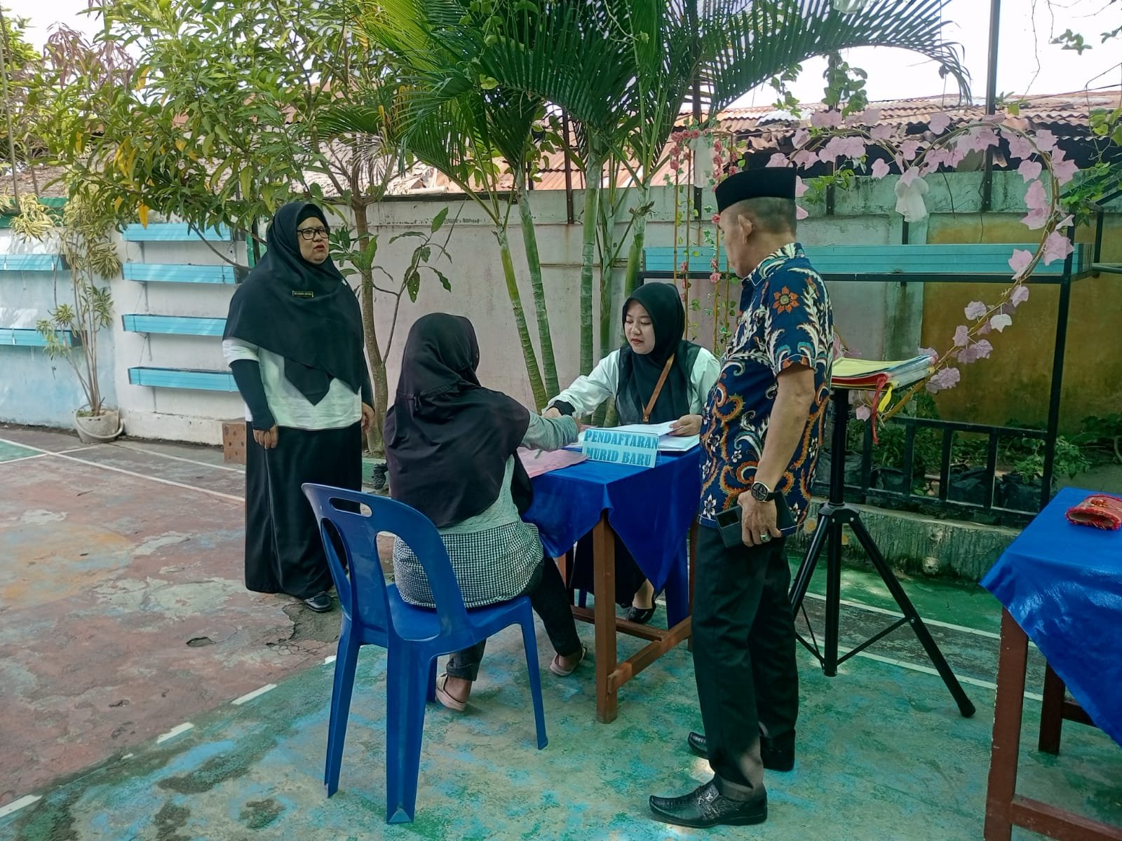 Kunjungan Bapak Kasi kemenag dalam meninjau kegiatan PPDB di MIN 2 Tebing Tinggi